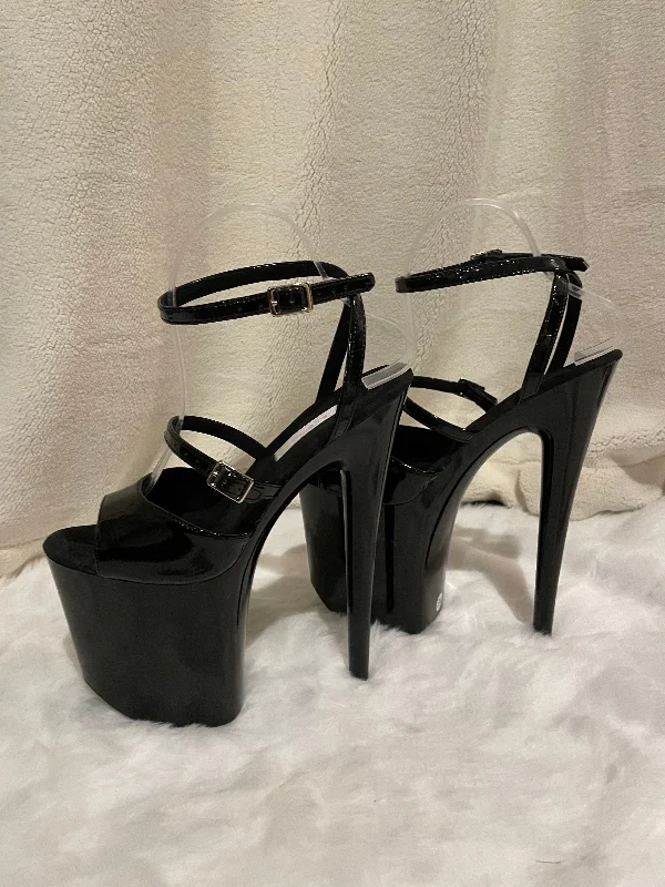 Black sandals with cross heel straps