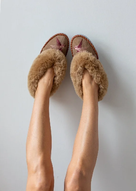 End of Line - Women's Sheepskin Moccasin Slippers – Love Birds – Pink/Honey Fur